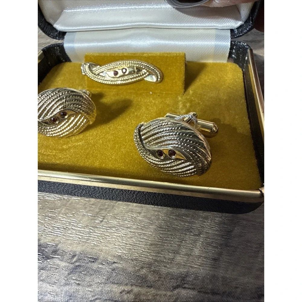 Marc Antony Gold Tone Cufflinks & Tie Bar W/Red Gemstones Twisted Rope Design